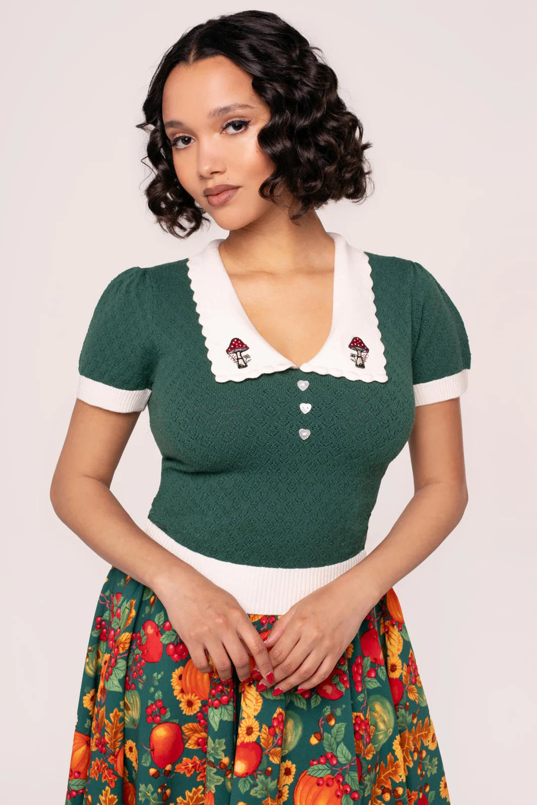 Grünes Retro Stricktop mit Pilzstickerei, Puffärmeln und cremefarbenem Bund – herbstlicher Vintage Look
